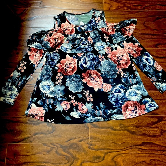 NWOT Floral cold shoulder top in size M - Picture 1 of 5